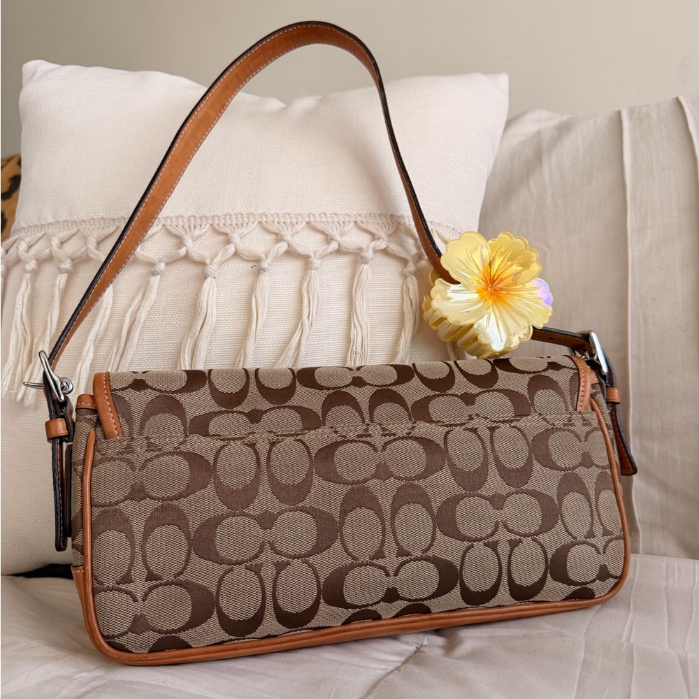 Coach Signature East West Shoulder Bag 🌼✨ - Picture 2 of 7
